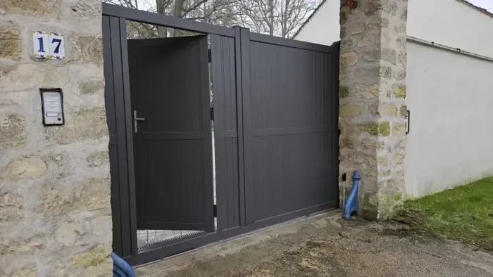 portail coulissant avec portillon intégré motorisation BFT DEIMOS Ultra posé par A2P Tuquet