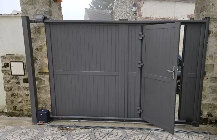 Portail coulissant aluminium portillon intégré avec une motorisation de portail BFT modèle Deimos ultra  installé par A2P Tuquet