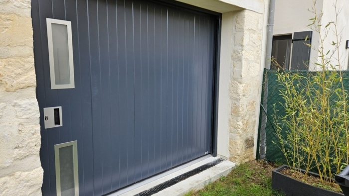 installée par A2P Tuquet Porte avec hublots Alunox Marines Val d'Oise