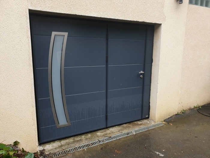 Porte basculante avec vrai portillon à Chambors dans l'Oise posé parA2P Tuquet