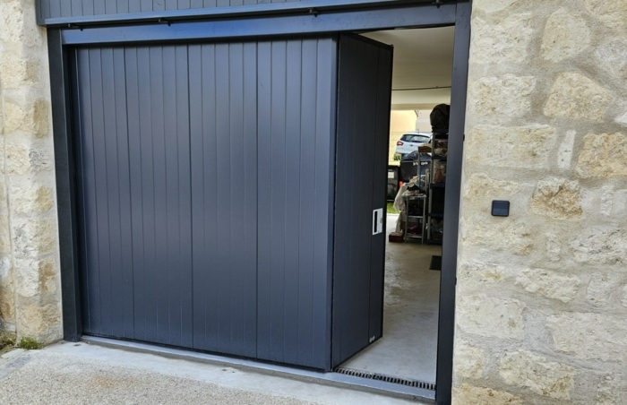 Porte latérale avec portillon motorisé en BFT Val d'Oise installé par A2P Tuquet